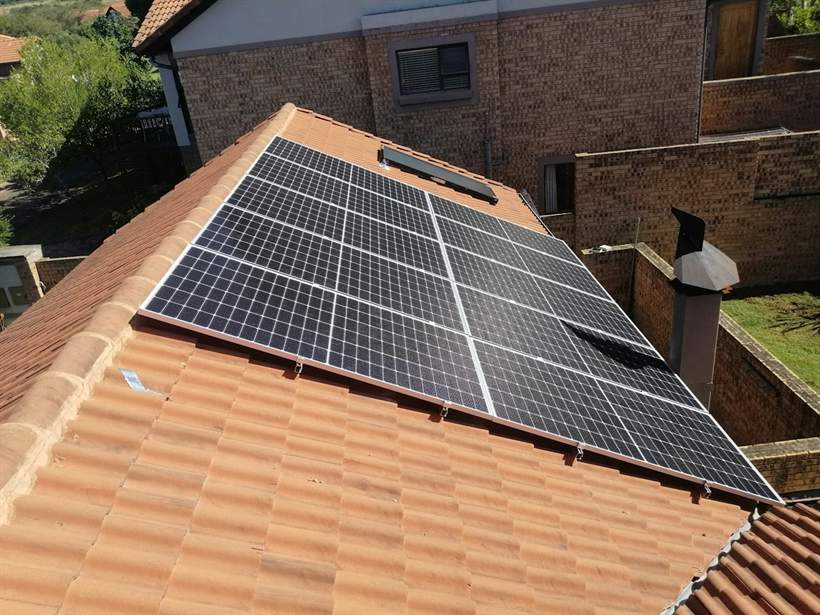 Vista aérea de telhado residencial coberto por painéis solares