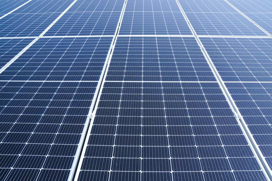 Superfície de módulos fotovoltaicos vista de perto