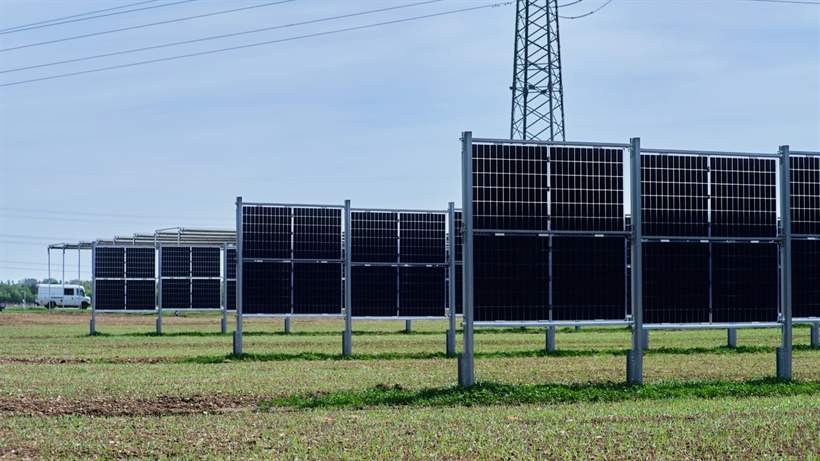 Estruturas metálicas com módulos fotovoltaicos instalados em área aberta